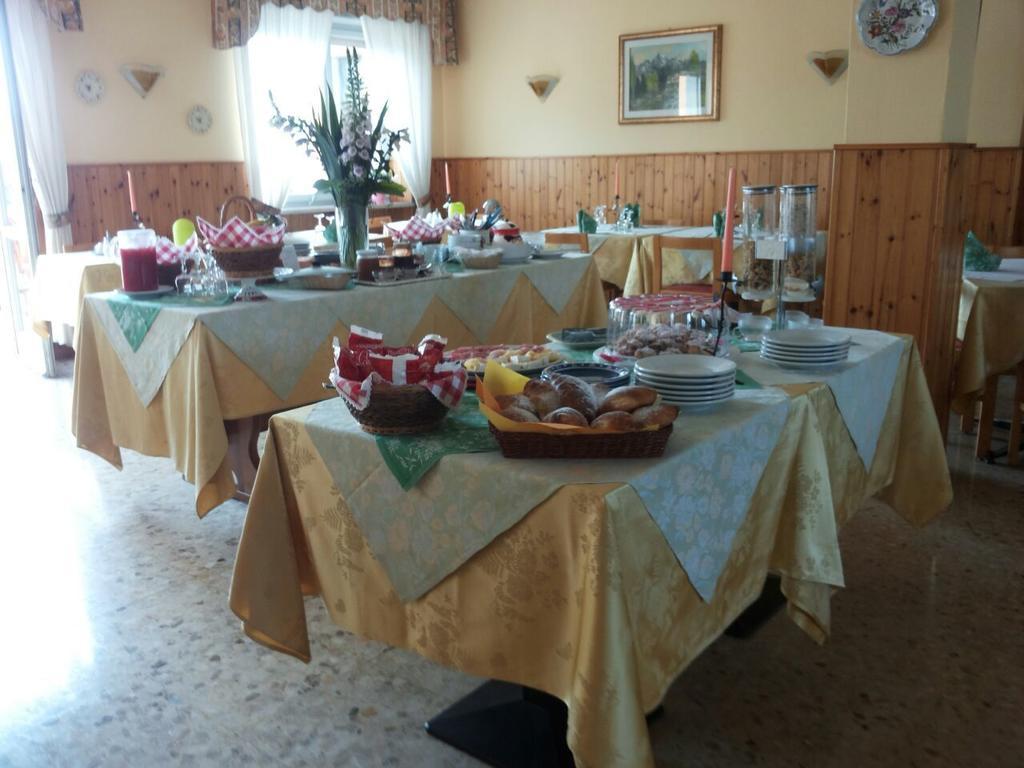 Hotel Serena Spiazzi Di Caprino Bagian luar foto