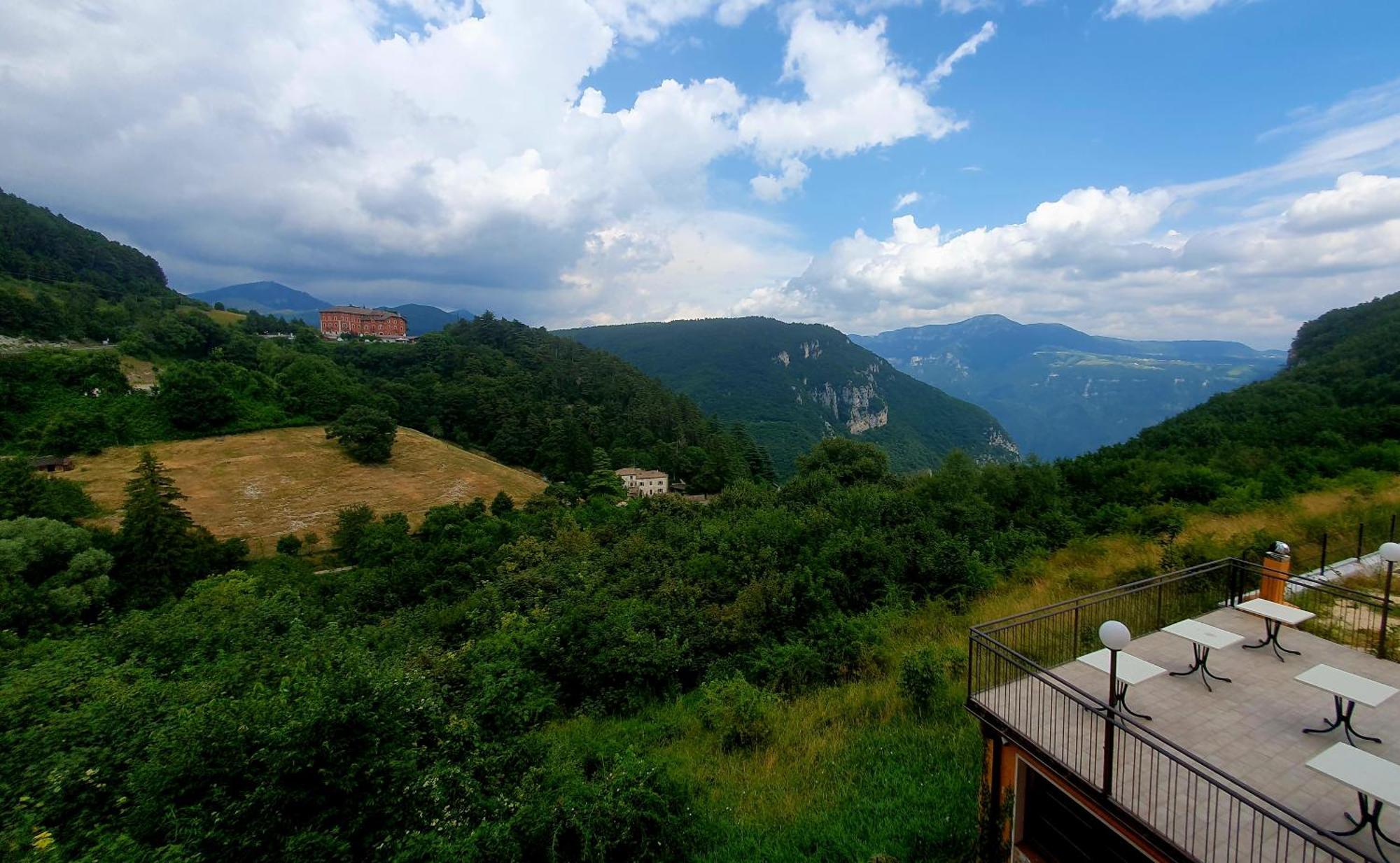 Hotel Serena Spiazzi Di Caprino Bagian luar foto