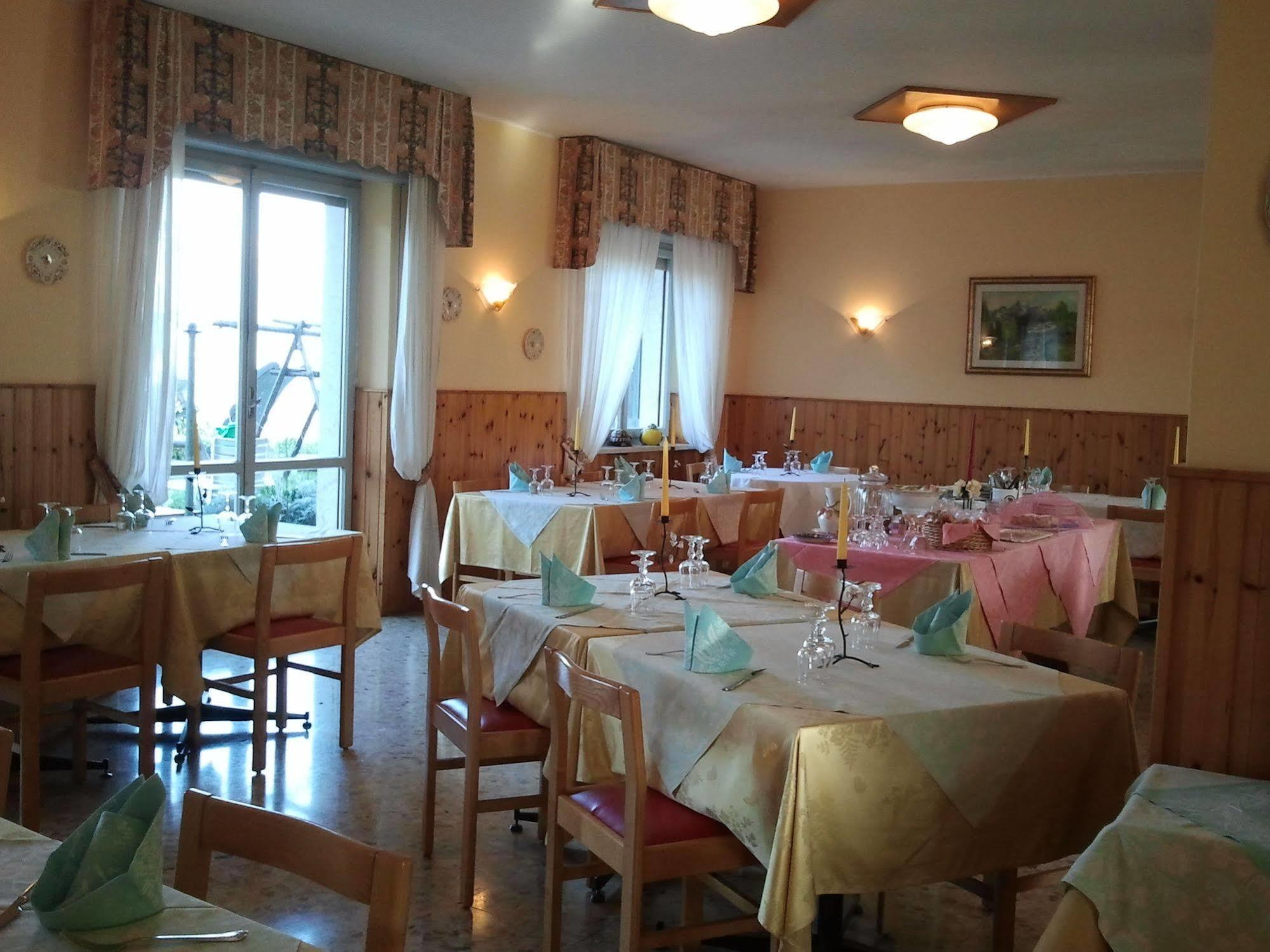 Hotel Serena Spiazzi Di Caprino Bagian luar foto