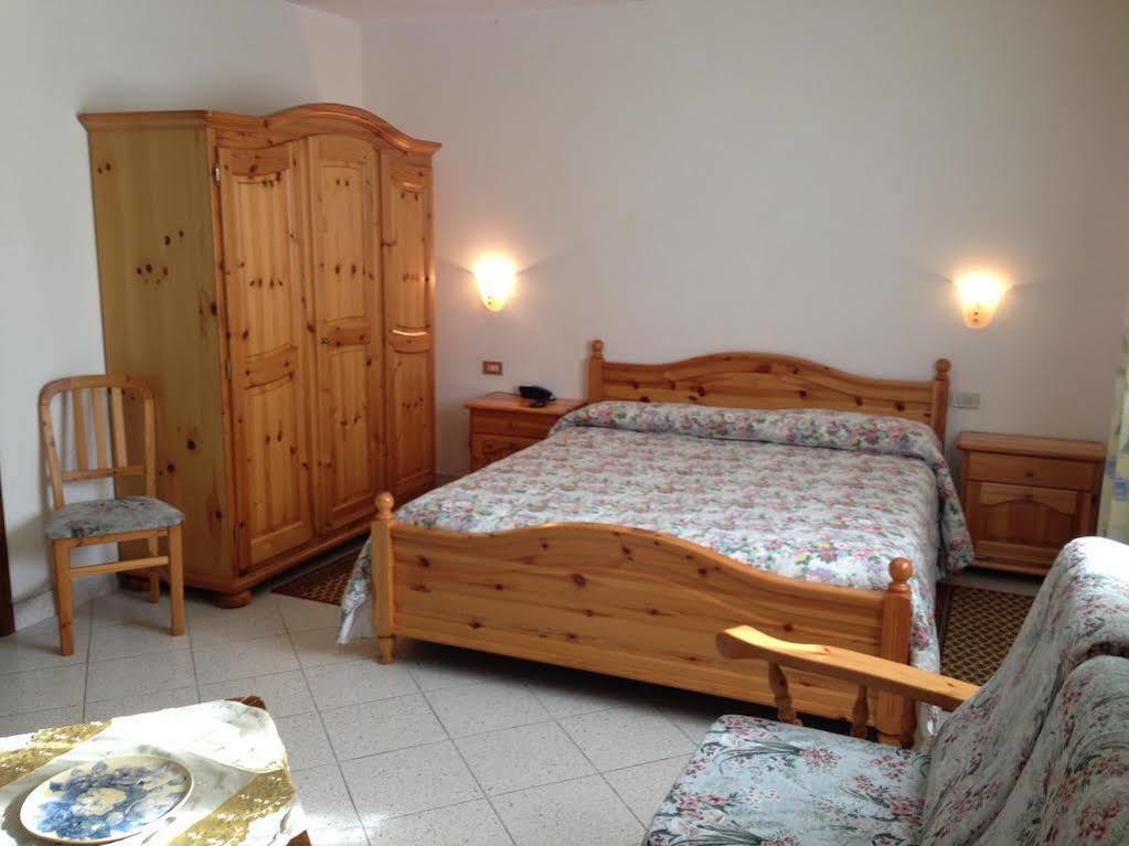 Hotel Serena Spiazzi Di Caprino Bagian luar foto