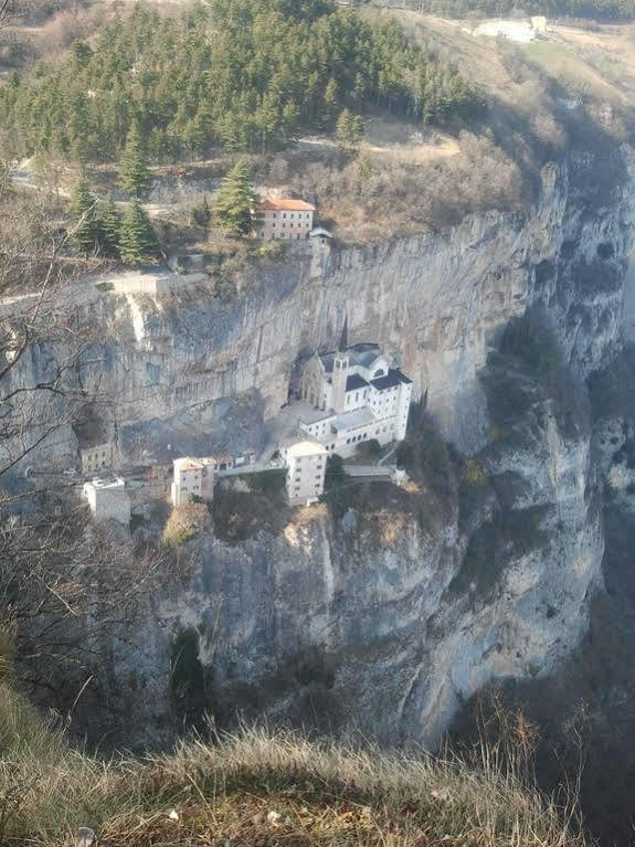 Hotel Serena Spiazzi Di Caprino Bagian luar foto